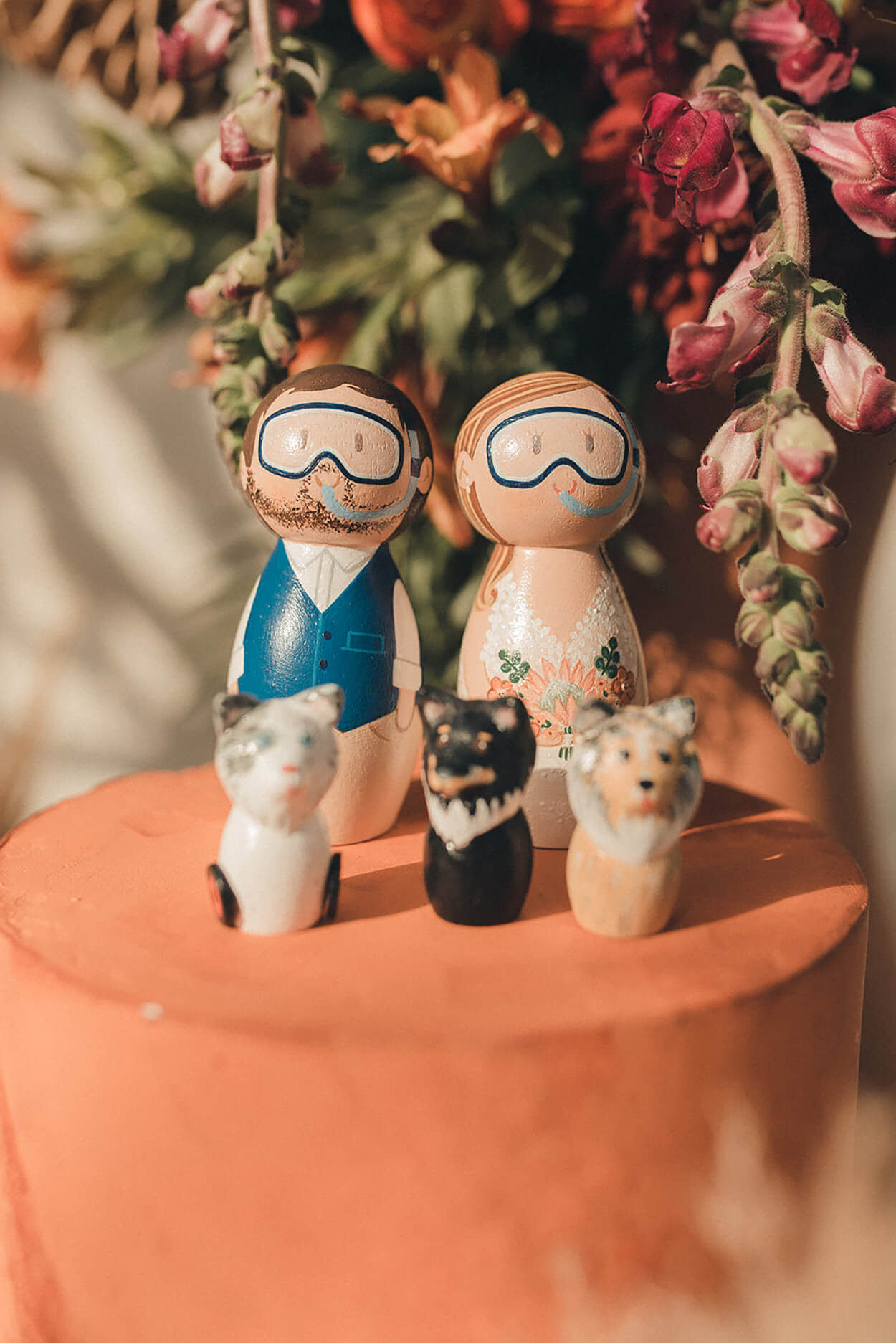 Bolo de casamento laranja com bonequinhos de madeira