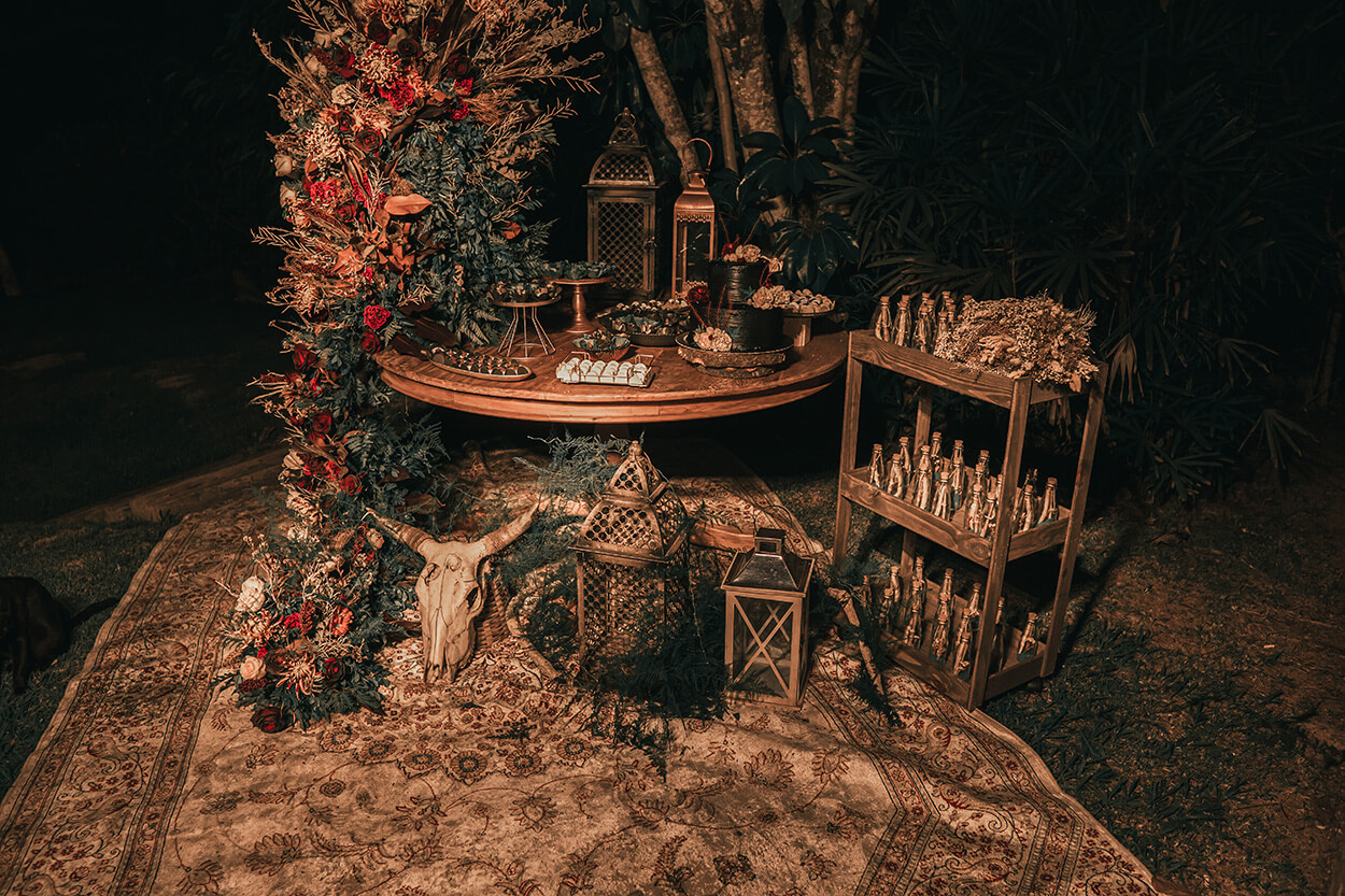 mesa de madeira com arranjo com flores 