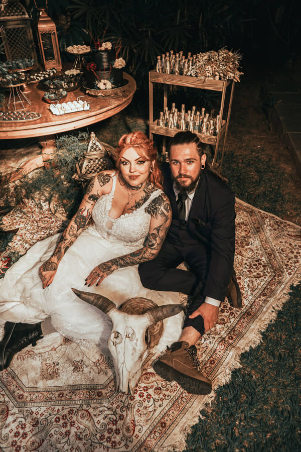 capa post: Noivos sentados no tapete