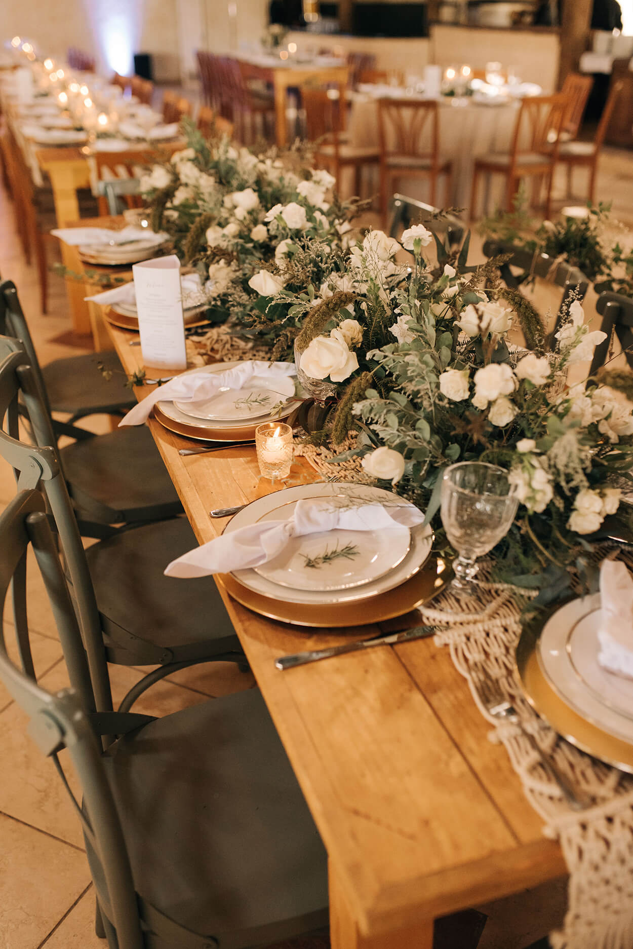 mesa posta com flores brancas no centro