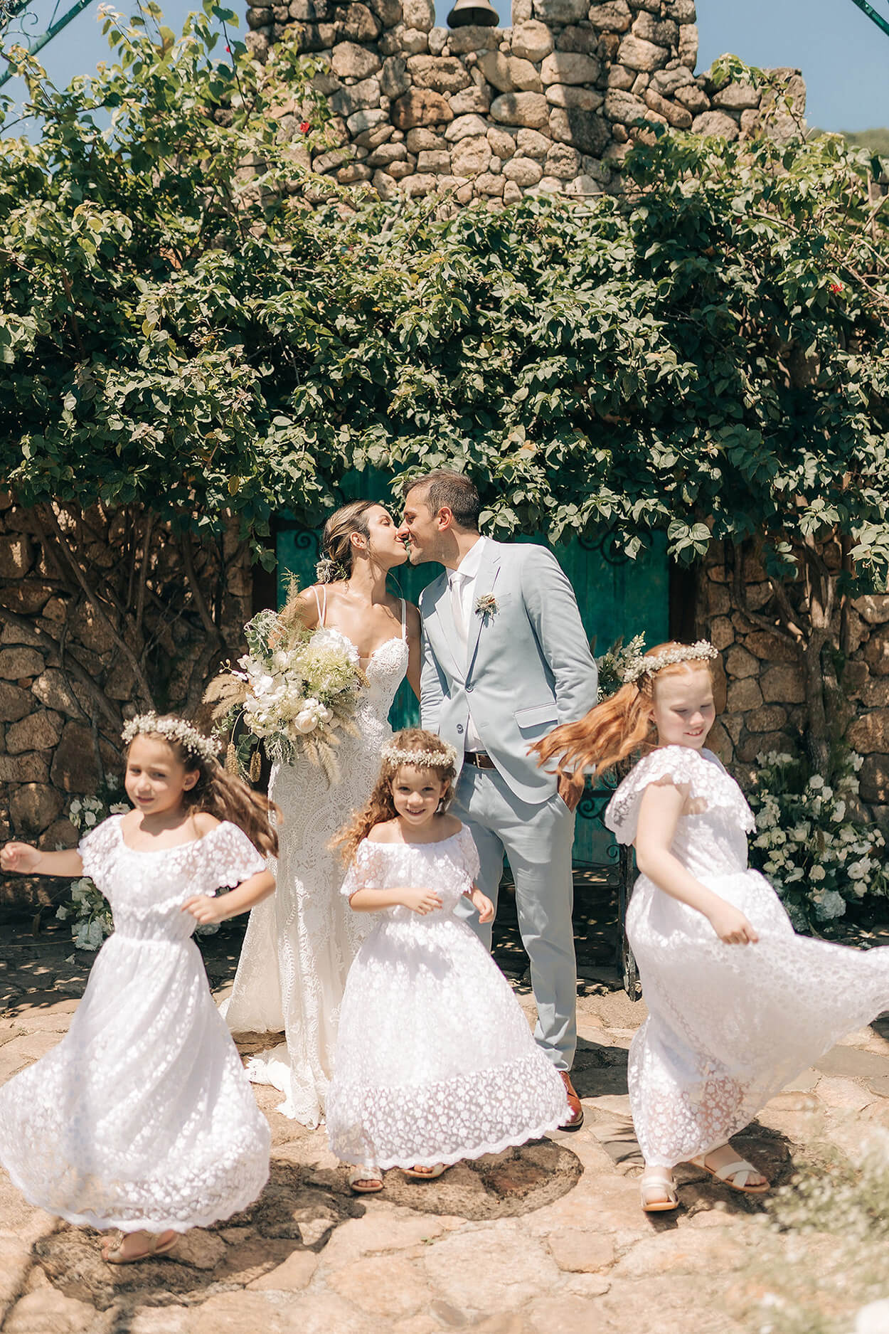 Casamento no campo pede vestidos ajustados e noivos coloridos - Harper's  Bazaar » Moda, beleza e estilo de vida em um só site