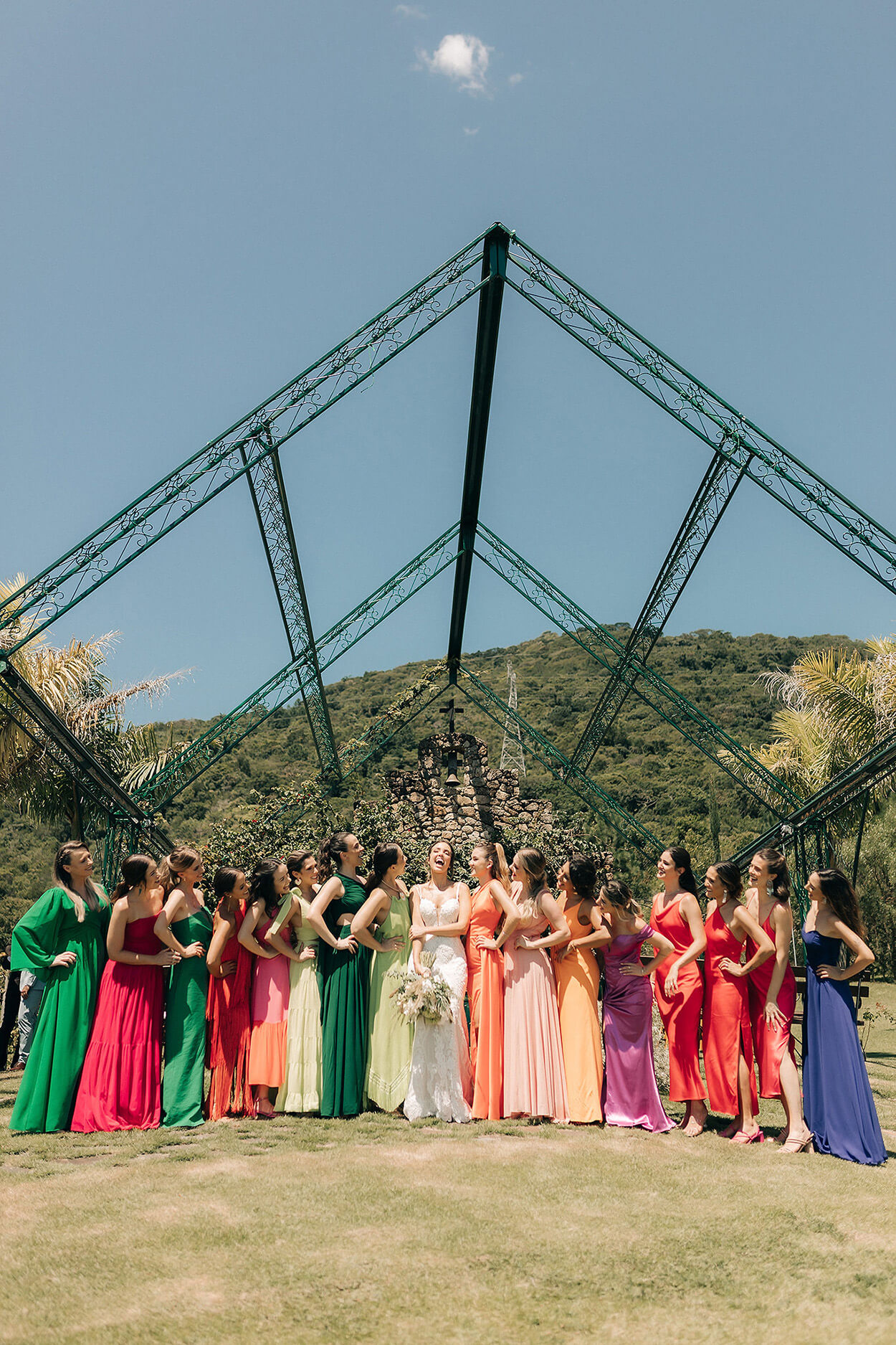Casamento no campo pede vestidos ajustados e noivos coloridos - Harper's  Bazaar » Moda, beleza e estilo de vida em um só site
