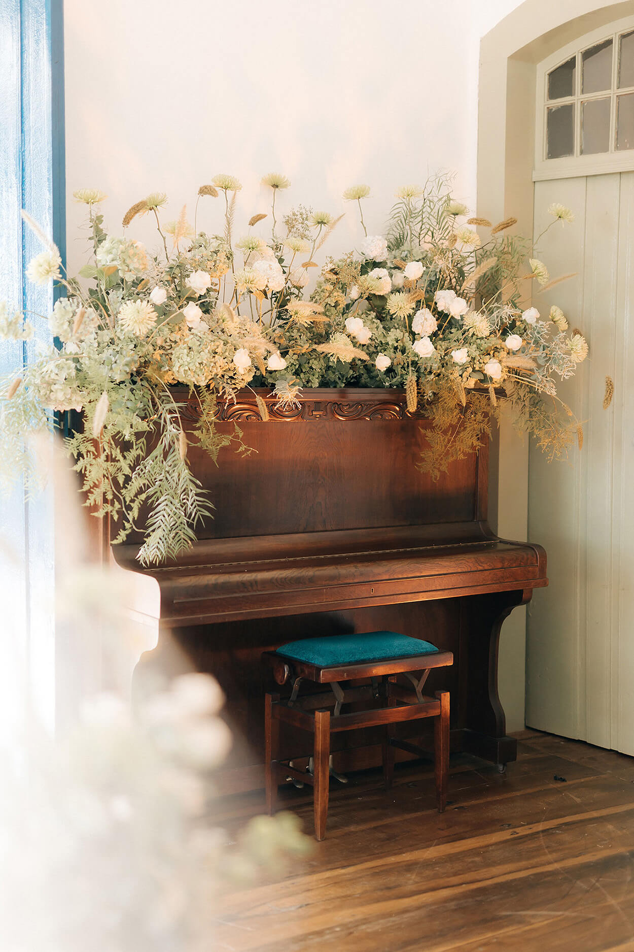 piano antigo de caixa com flores em cima