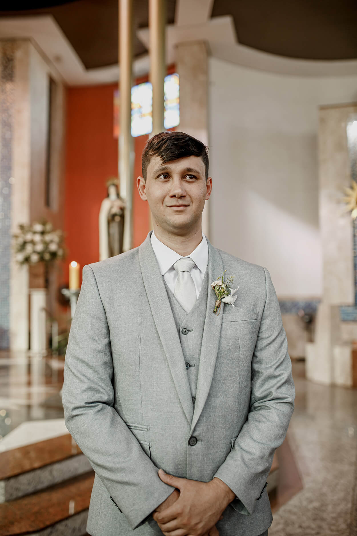 Noivos arrancam suspiros com seus trajes para casamento na igreja