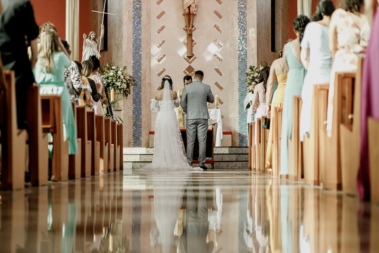 casal no altar