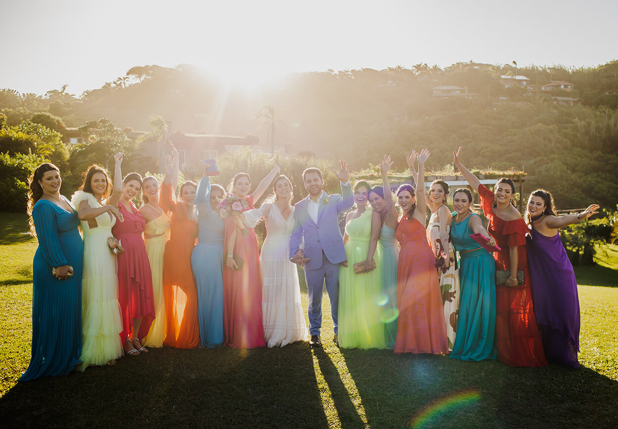 Noivos e madrinhas com vestidos coloridos
