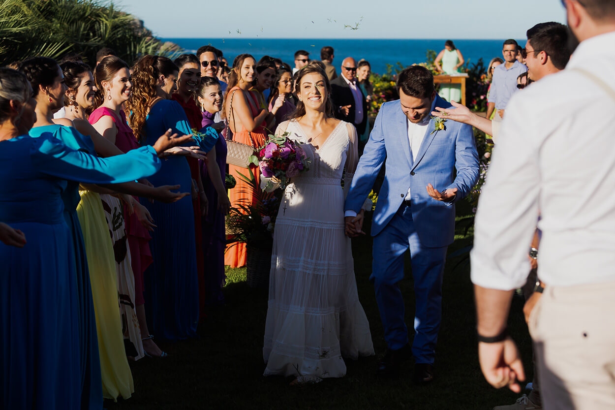 Saída dos noivos no casamento na praia