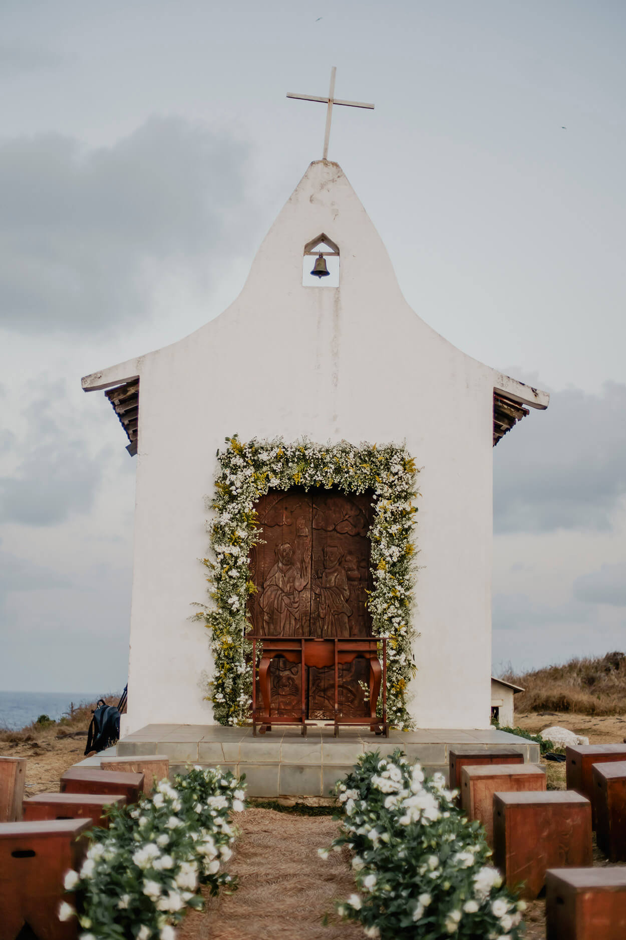  Capela de São Pedro dos Pescadores com flores brancas e amarelas na porta