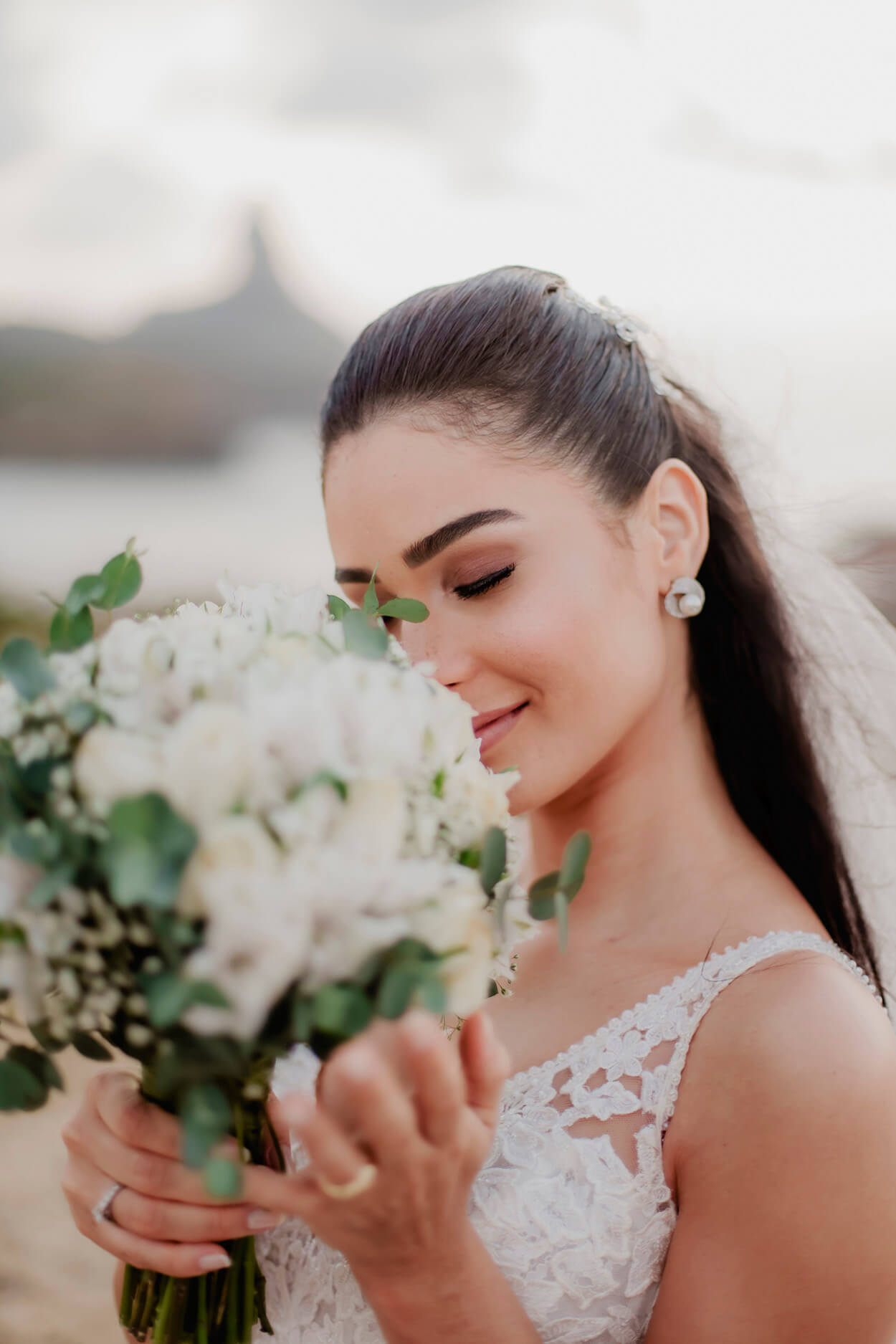 Noiva segurando buquê com flores brancas