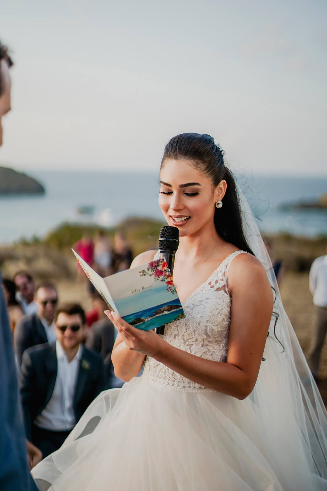 Noiva lendo os votos de casamento