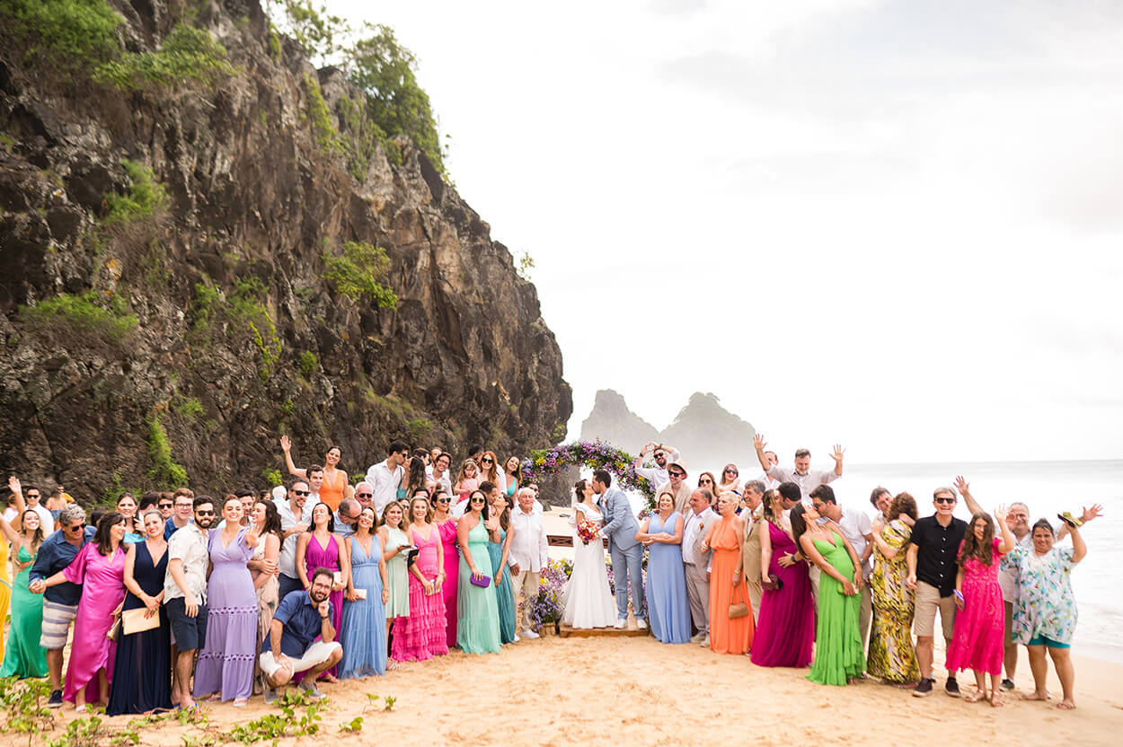 noivos e convidados na praia