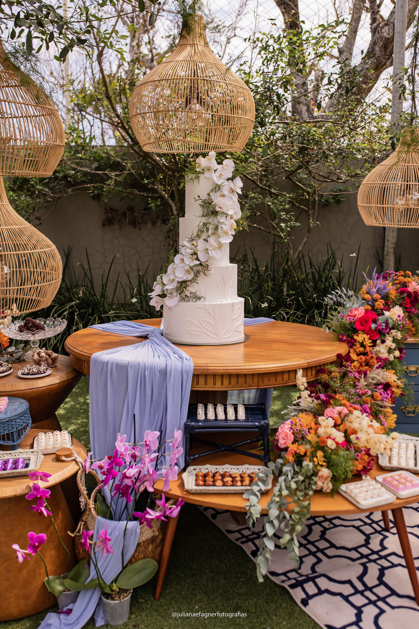 mesas de madeira com bolo de casamento com 4 andares