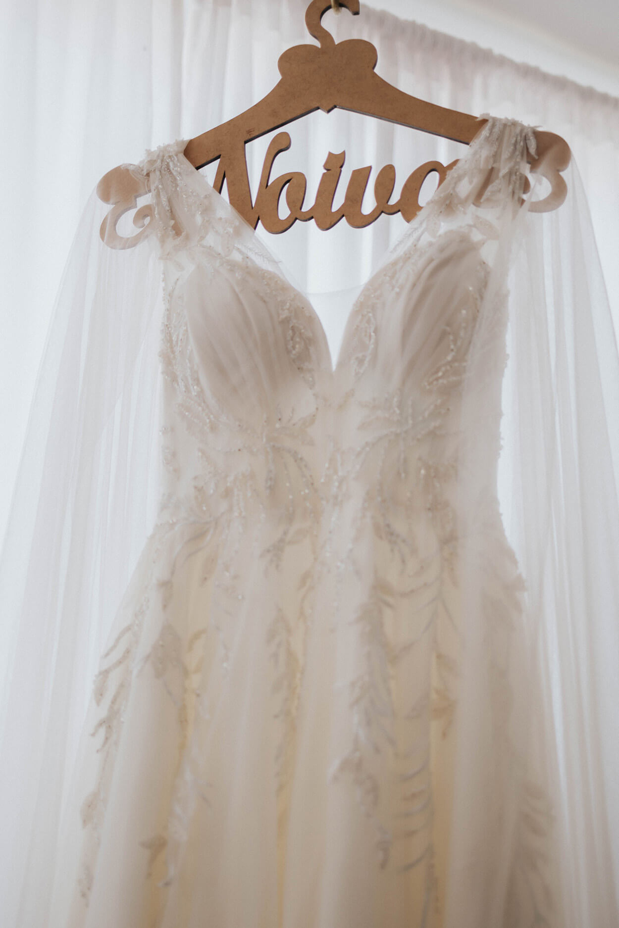 vestido de noiva no cabide personalizado