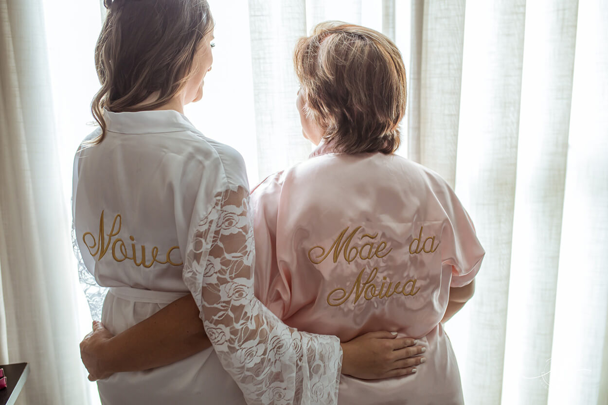 noiva ao lado de suas mãe com robe bordado personalizado