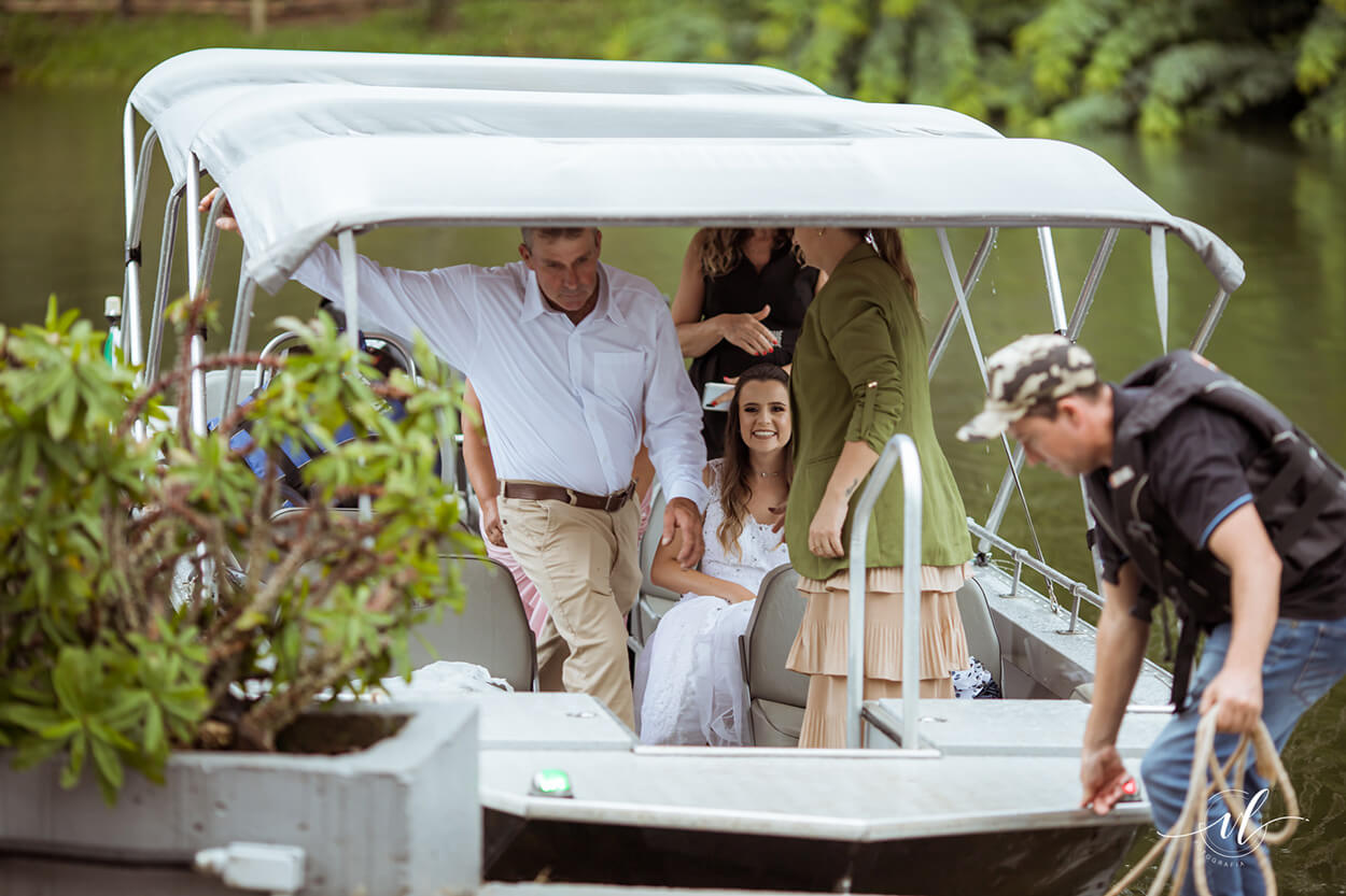Noiva e sua familia no barco