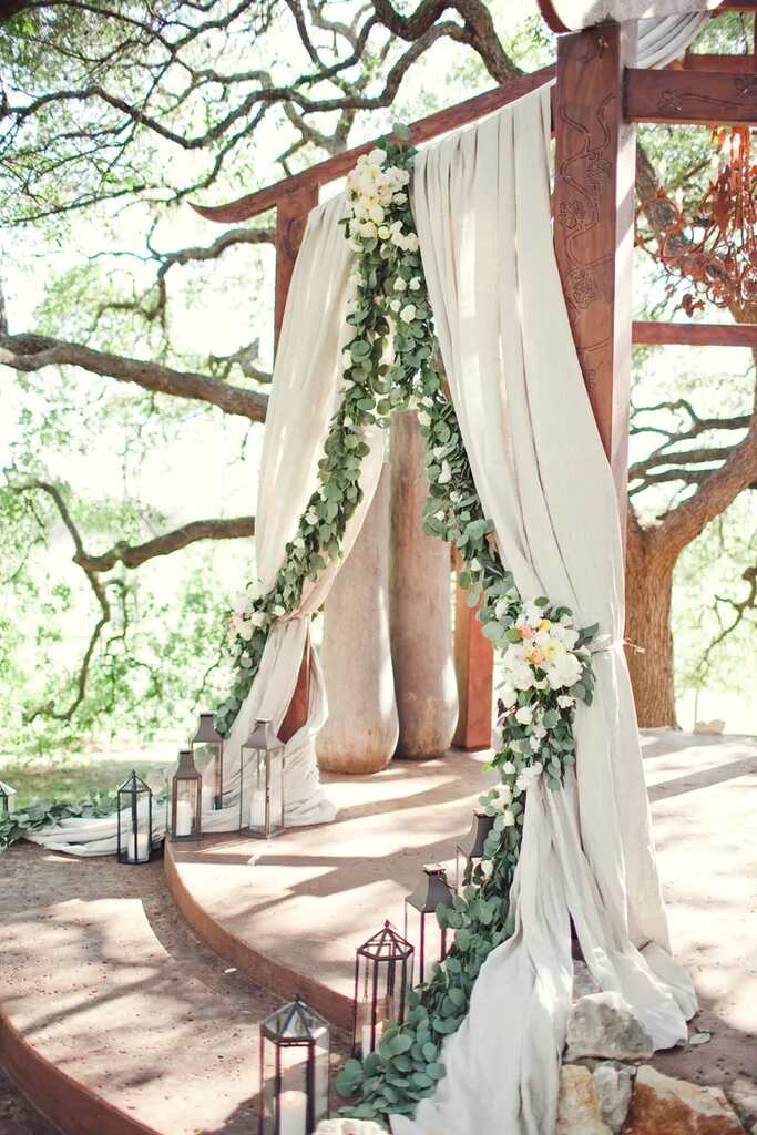 altar com folhas para casamento ao ar livre