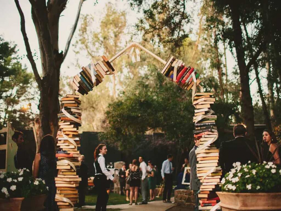 altar feito de livro em casamento ao ar livre