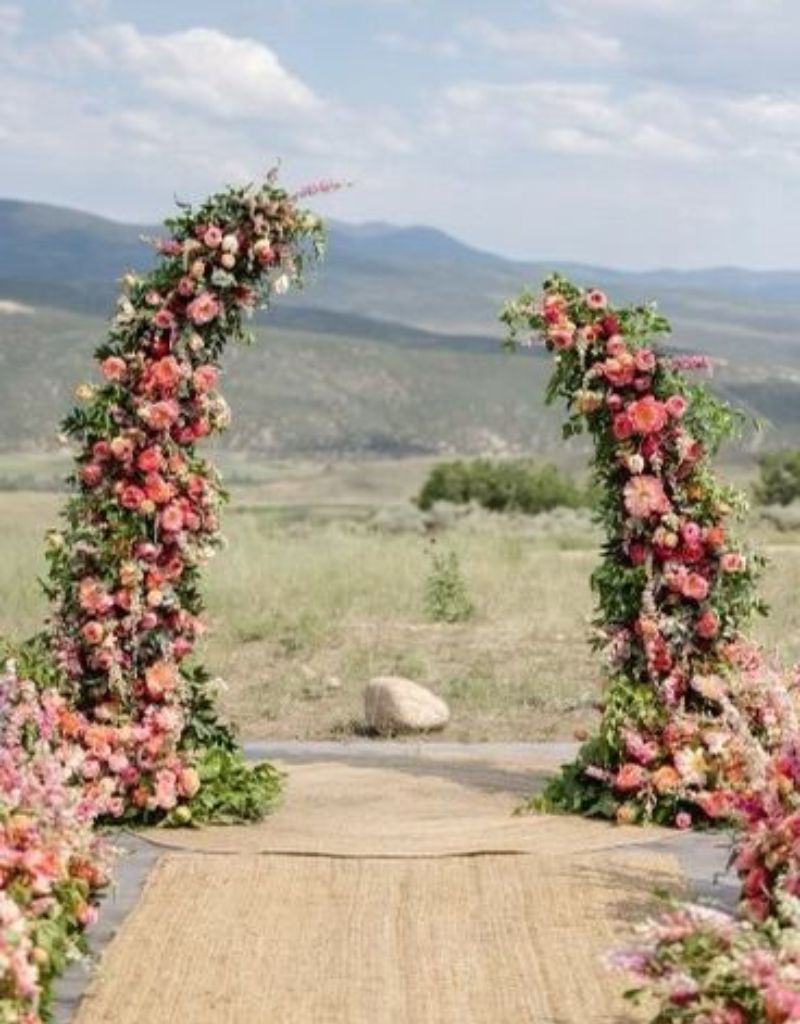 altar florido para casamento ao ar livre