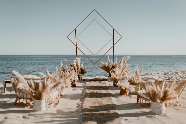 altar geométrico em casamento ao ar livre na praia