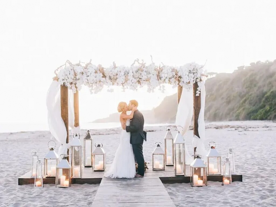 altar minimalista em casamento ao ar livre na praia