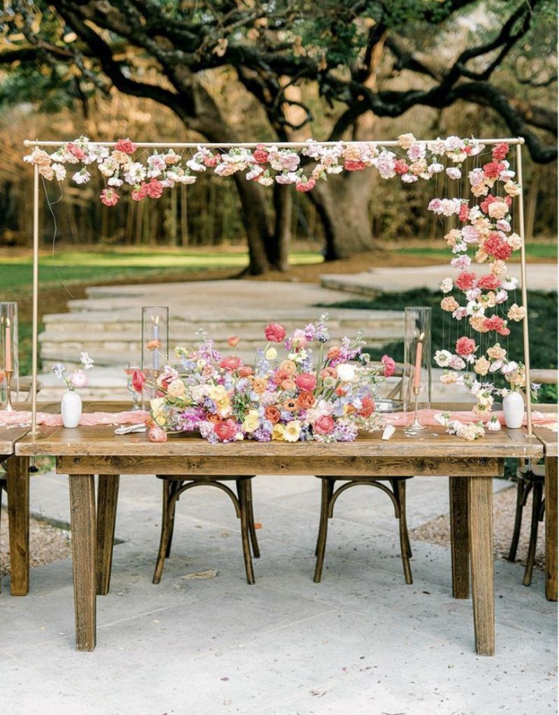 arranjo de flores em mesa para casamento ao ar livre