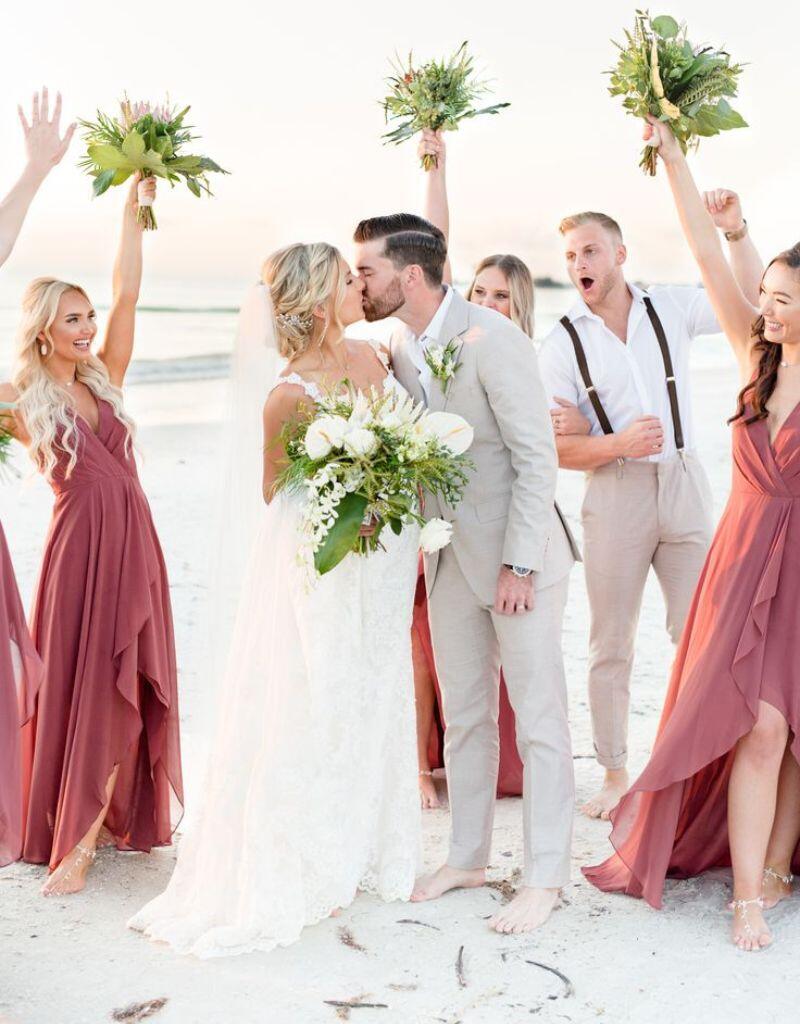 beijo dos noivos em casamento ao ar livre na praia