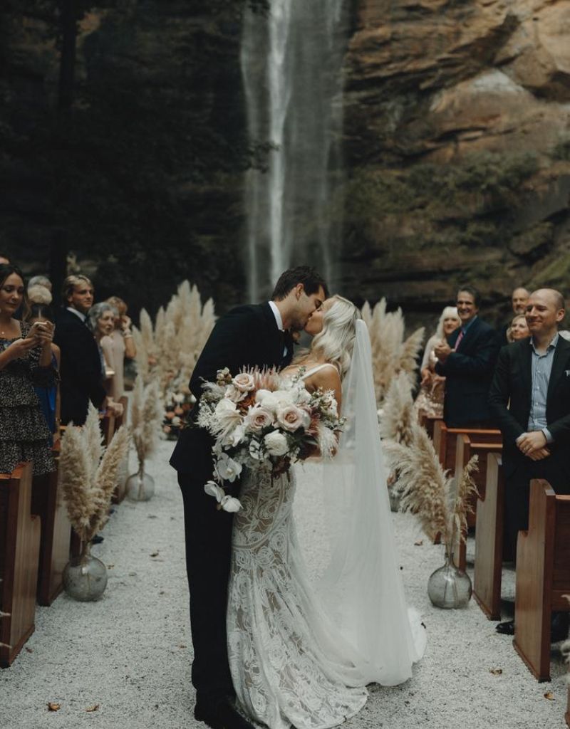 beijo dos noivos em casamento na cachoeira