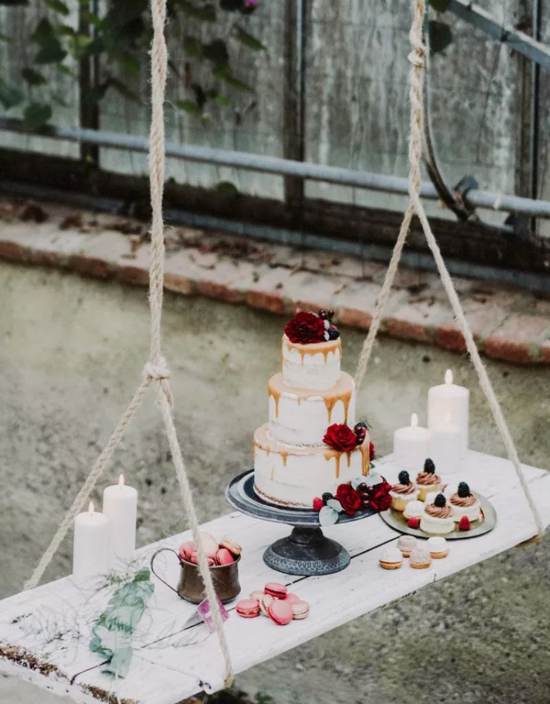 bolo suspenso em casamento ao ar livre