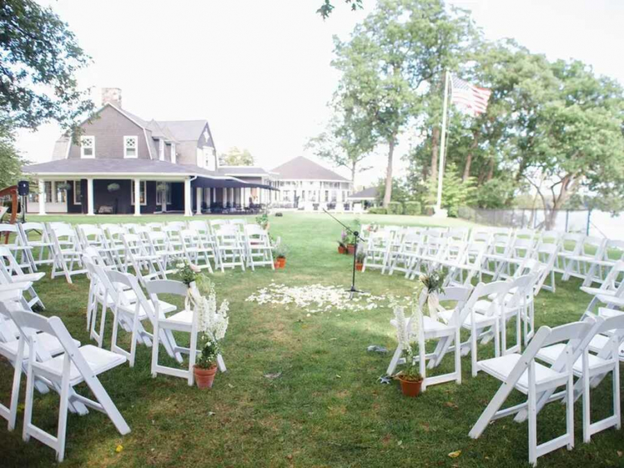 cadeiras em designer circular em casamento ao ar livre