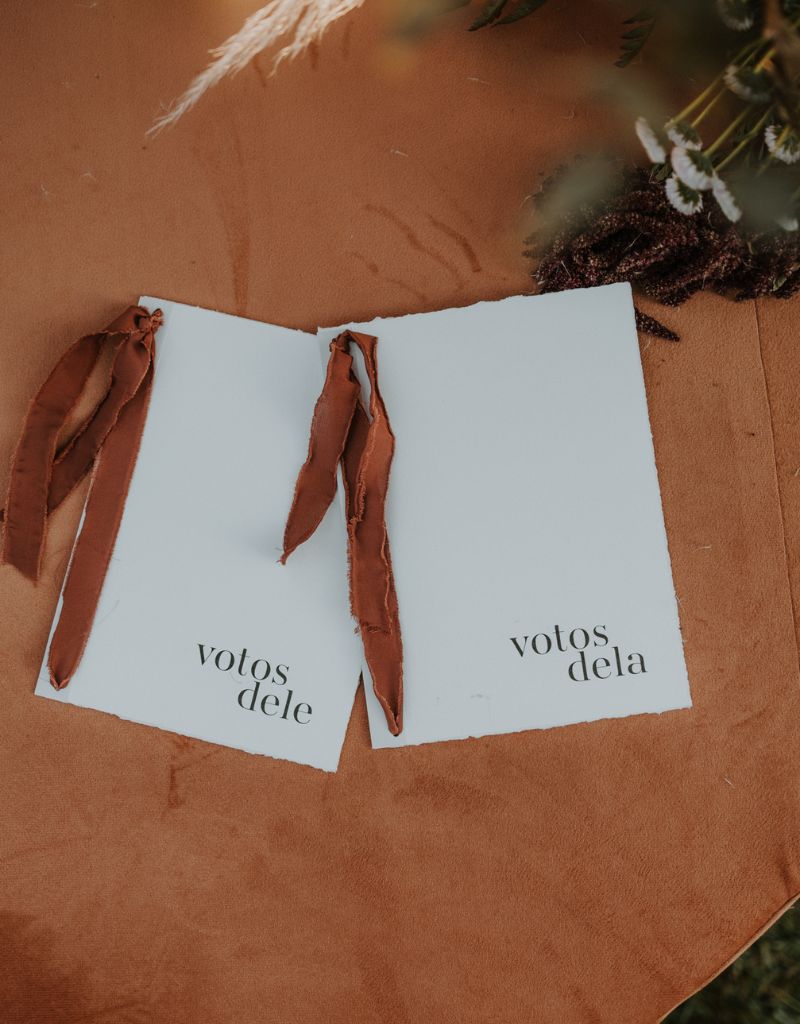 caderno de votos de casamento com fita feito por Carol Coelho Estúdio de Design