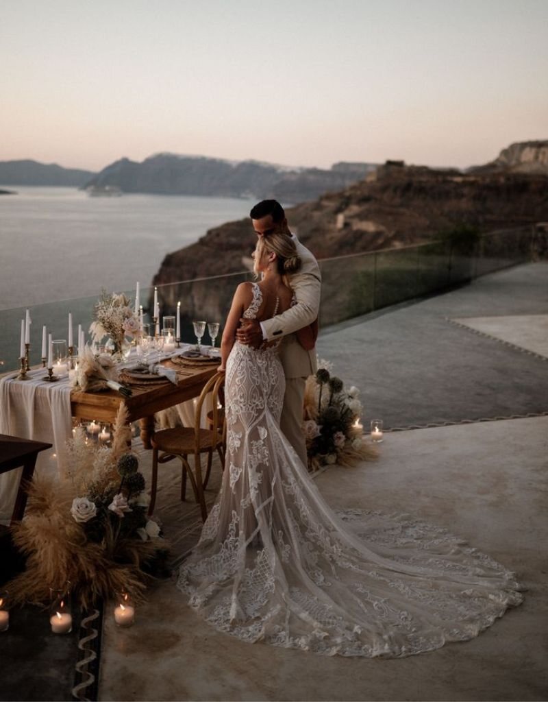 noivos abraçados em casamento ao ar livre na Grécia