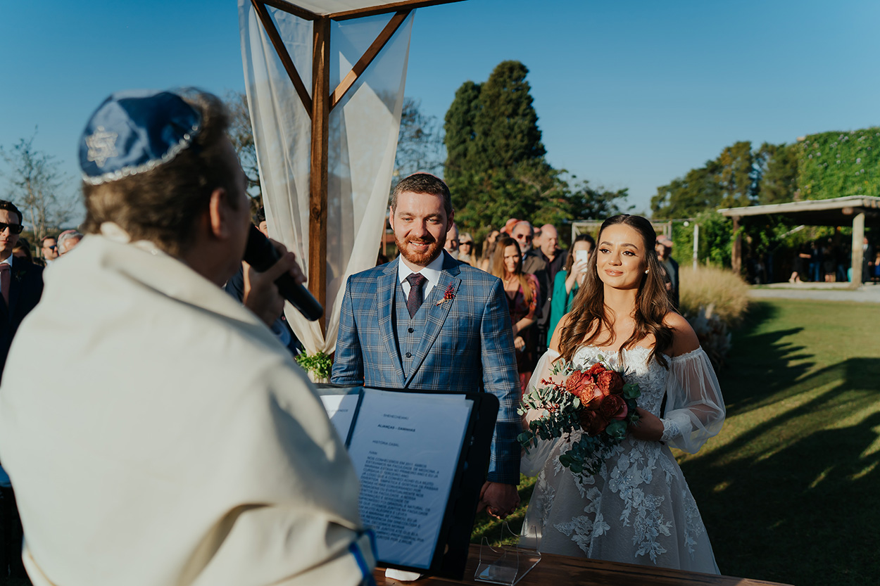Casamento judaico ganha decor apaixonante e colorida no campo