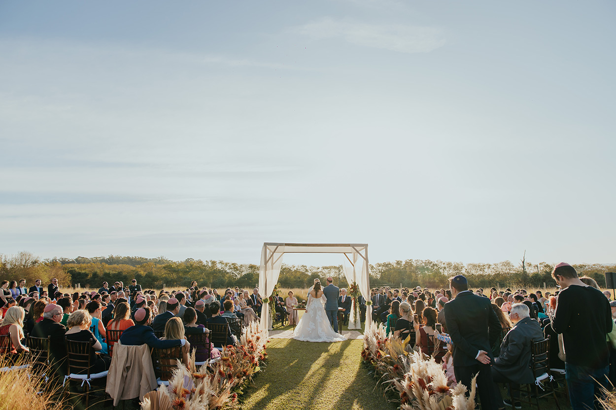 Casamento judaico ganha decor apaixonante e colorida no campo