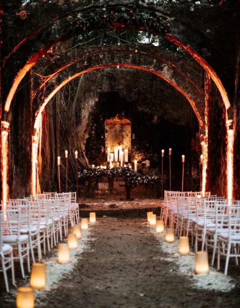 cerimônia de casamento ao ar livre com velas e lampadas