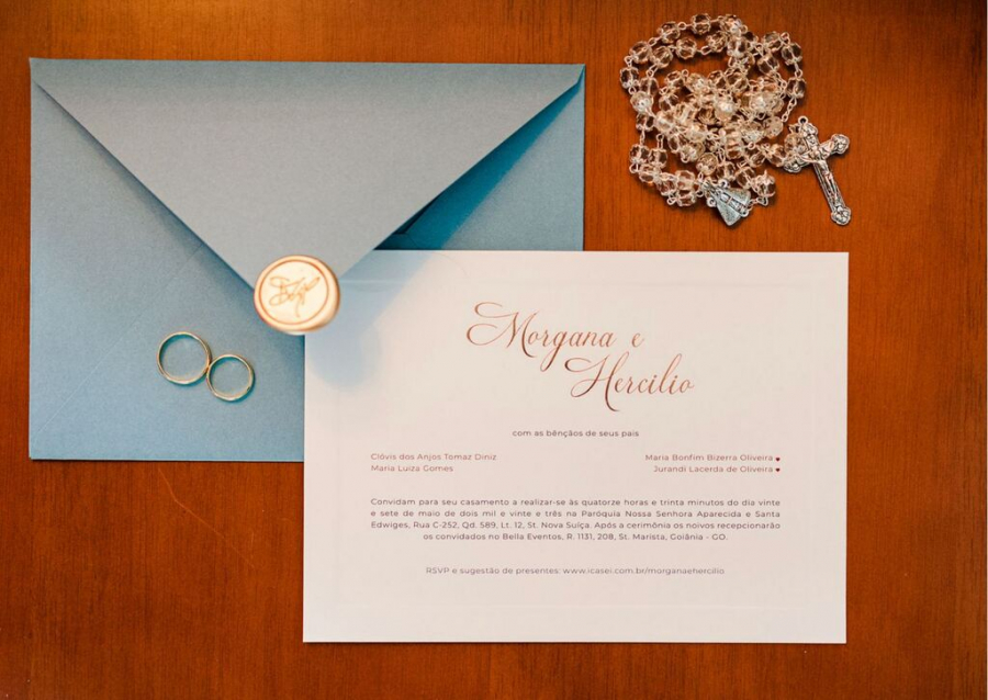 convite de casamento em azul feito por identidade visual feito por Carol Coelho Estúdio de Design 