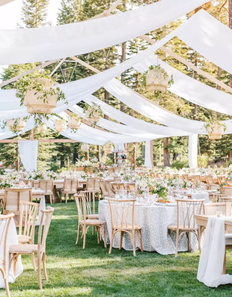 cortinas para espaço dos convidados em casamento ao ar livre