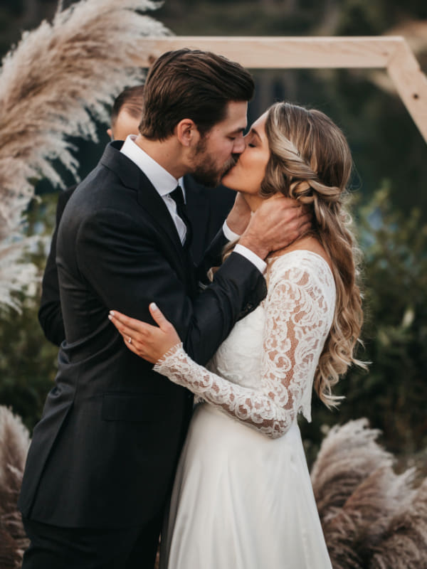 capa post: athena-and-camron-jen-andrew-gold-creek-pond-seattle-elopement-wedding-photographer62-first-kiss