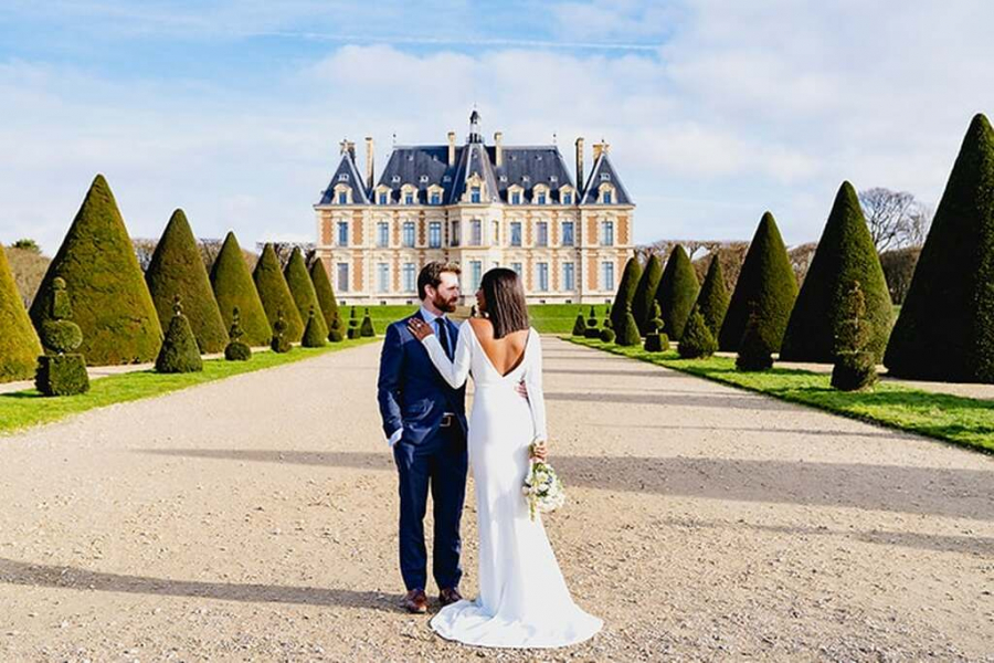 noivos em frente a castelo em Destination wedding ao ar livre na França