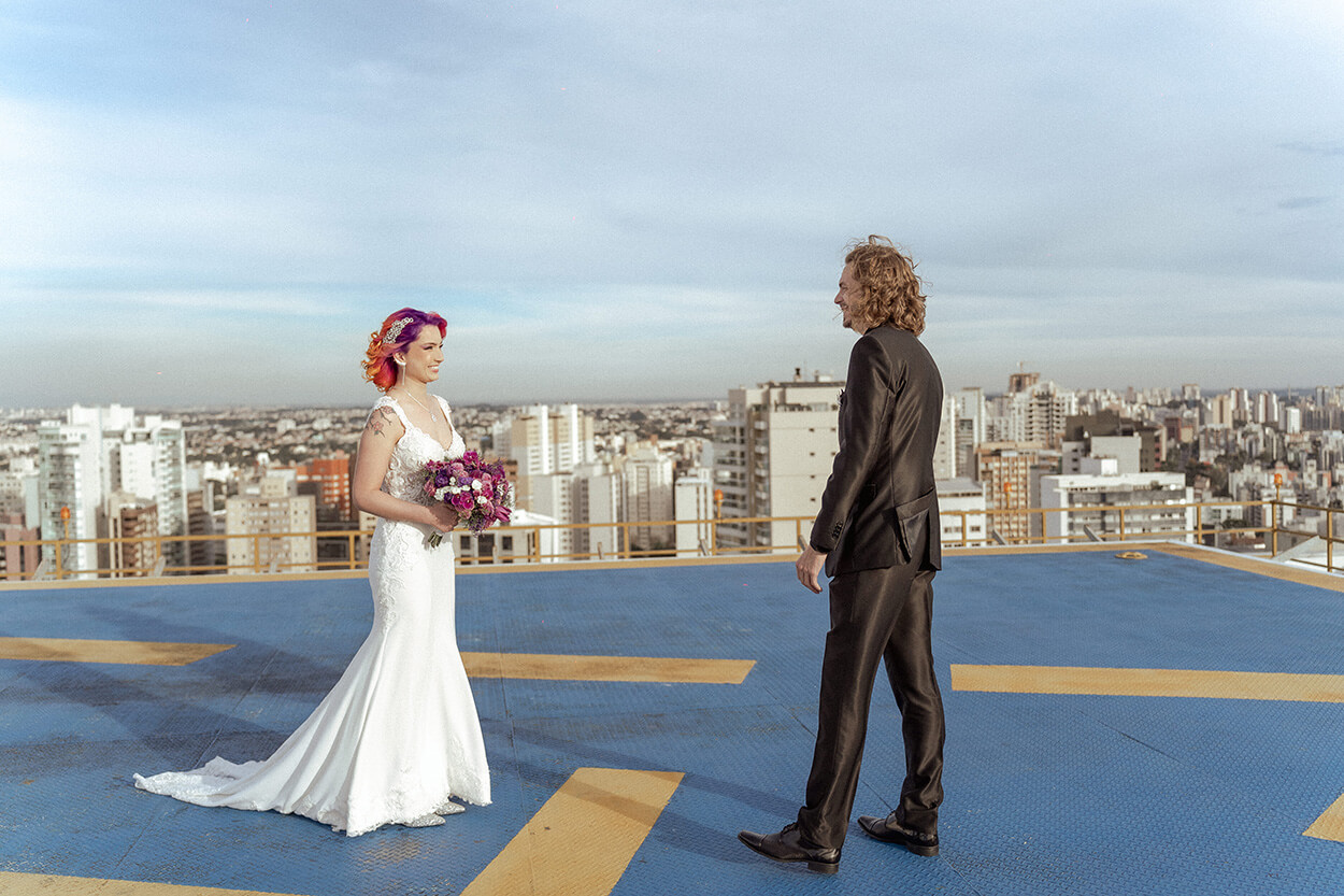 noivos em first look urbano em cima de rooftop com vista da cidade