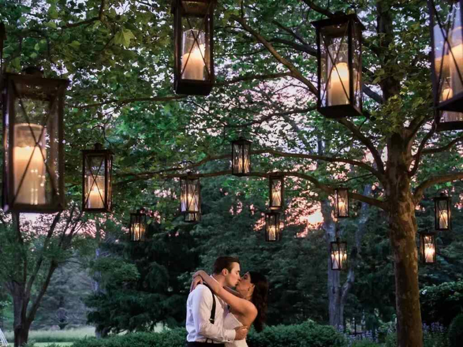 lanterna penduradas em casamento ao ar livre 