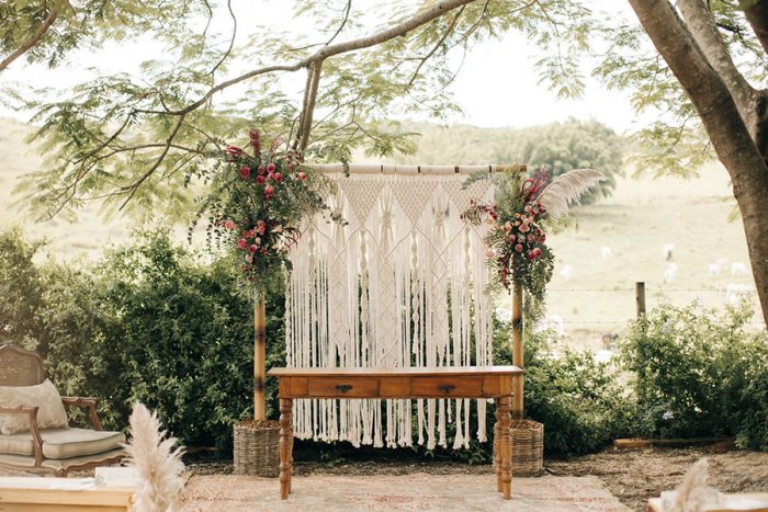 altar com macrame em cerimônia de casamento ao ar livre