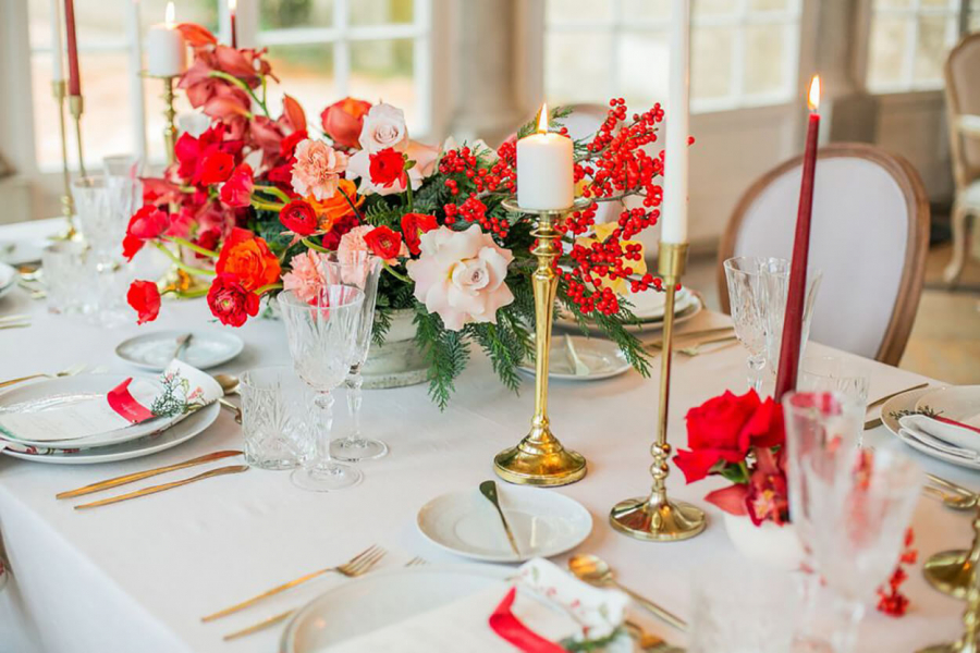 mesa dos convidados com arranjos de flores coloridos