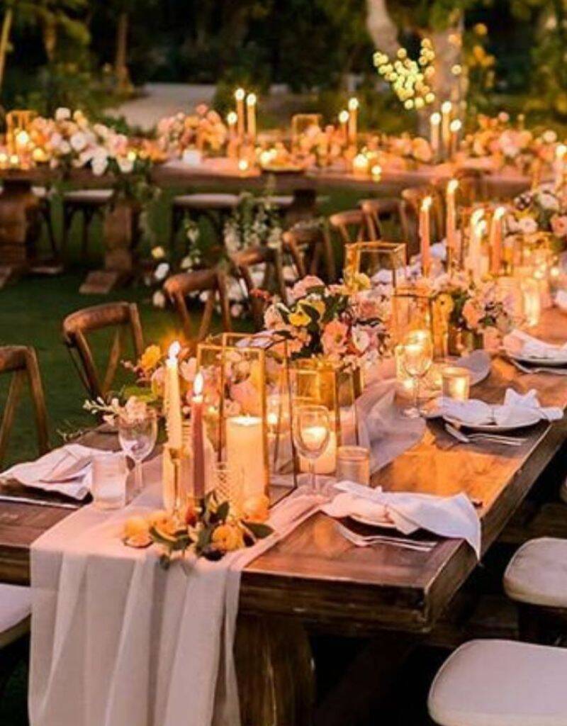  mesa-dos-convidados-com-velas-em-casamento-ao-ar-livre