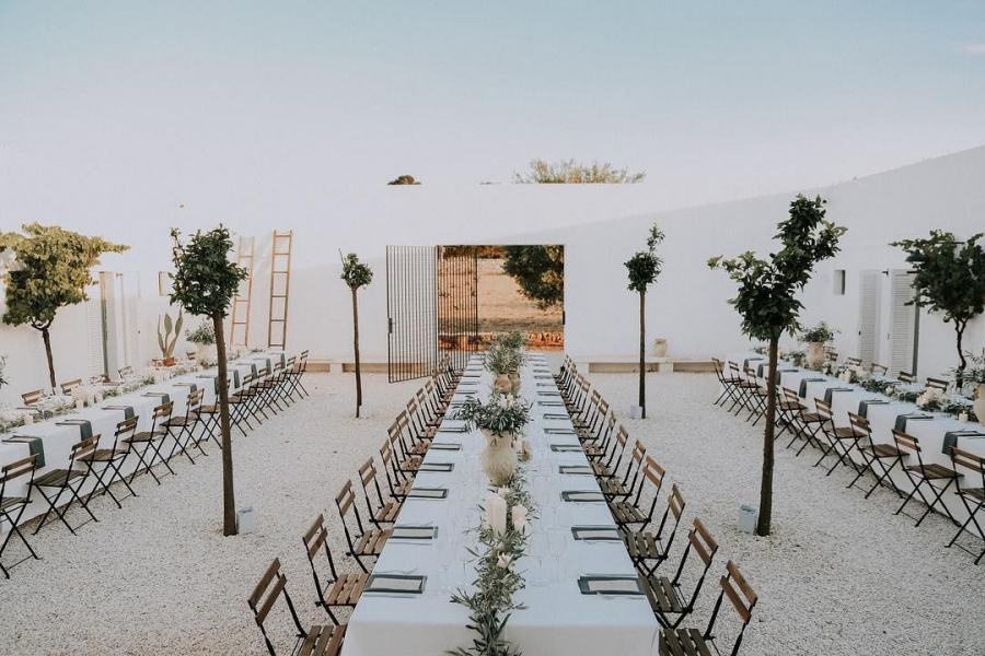 mesas comunitárias em casamento ao ar livre minimalista