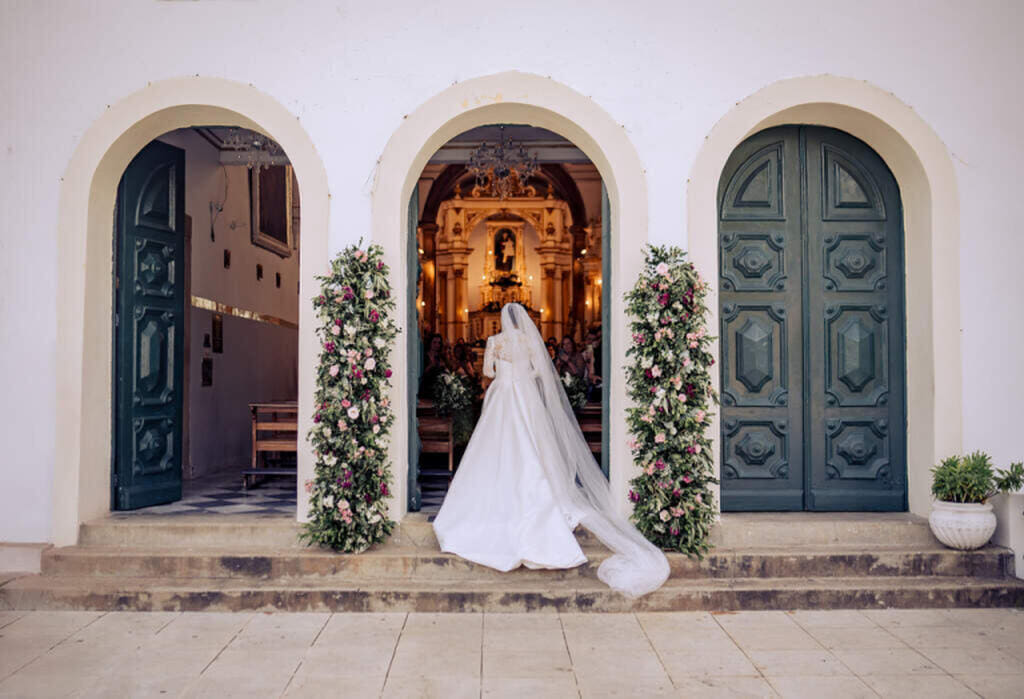 noiva entrando na igreja com véu longo noiva entrando na igreja com véu longo