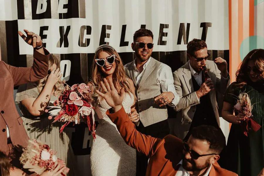 noivos de óculos escuros em casamento ao ar livre