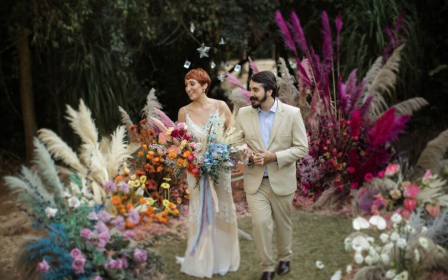 noivos em casamento ao ar livre colorido