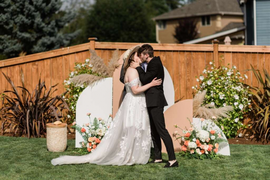 noivos se beijando em cerimônia de casamento em casa