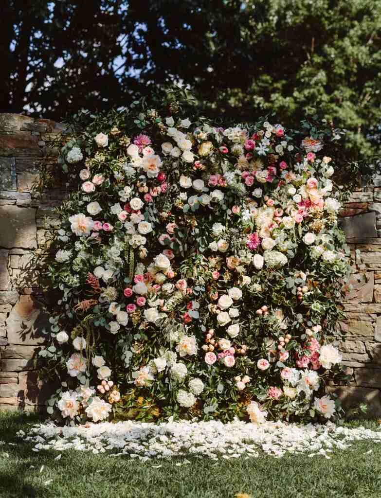 parede de flores para casamento ao ar livre