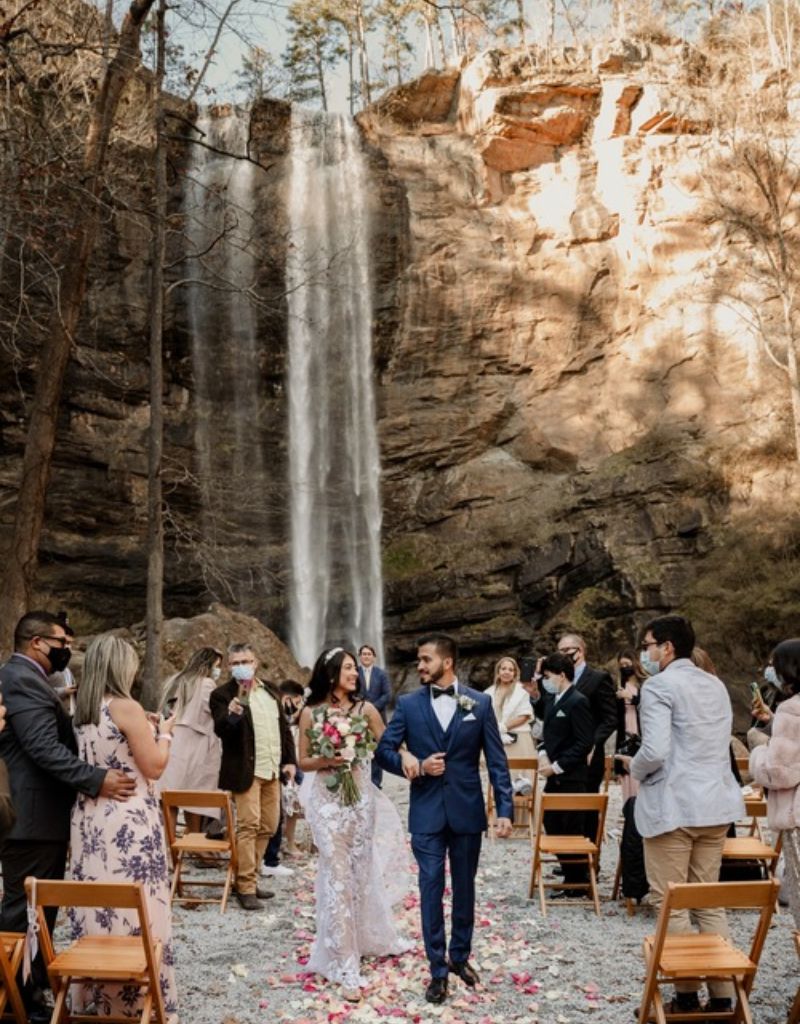 saida dos noivos em casamento na cachoeira